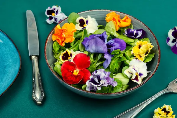 Ensalada Flores Comestibles Coloridas Temporada Desintoxicación Alimentos Ecológicos Imagen de archivo