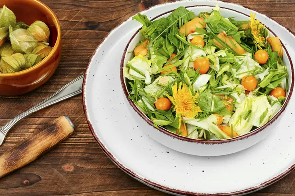 Frühlingssalat Mit Wildkräutern Salat Und Physalis Auf Holzboden Gerichte Aus — Stockfoto