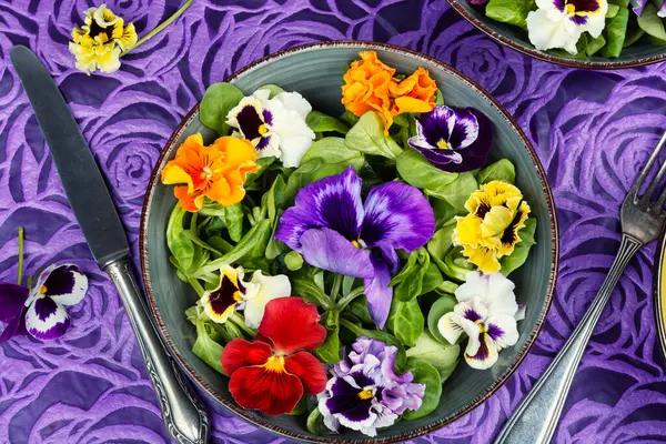 Méregtelenítő Finom Színes Ehető Virág Saláta Egészséges Étel Felülnézet Stock Fotó