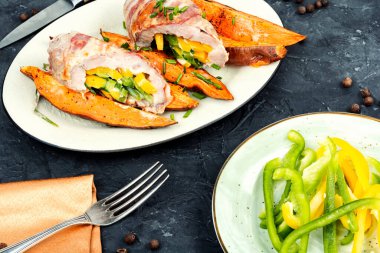 Sebzelerle doldurulmuş köfte ve fırında patates veya batata. Öğle yemeği için diyet menüsü