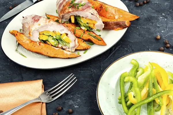 Zöldséggel Töltött Fasírt Sült Édesburgonya Vagy Batata Diétás Menü Ebédre Stock Kép