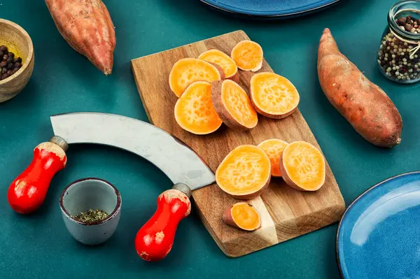 Сладкий Картофель Бататы Доска Нож Диетическая Еда Овощи Стоковое Фото