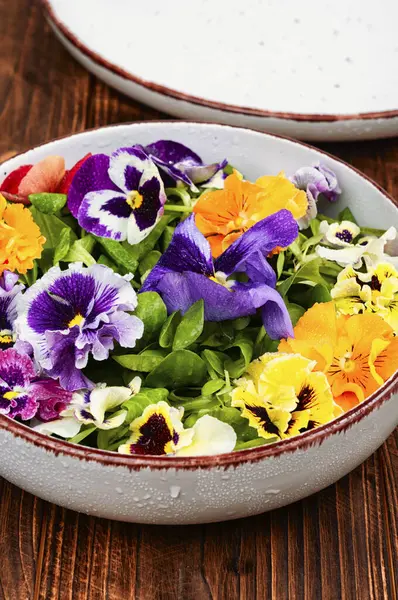 Friss Zöld Saláta Ehető Virágokkal Egy Tálban Rusztikus Asztalon Jogdíjmentes Stock Képek