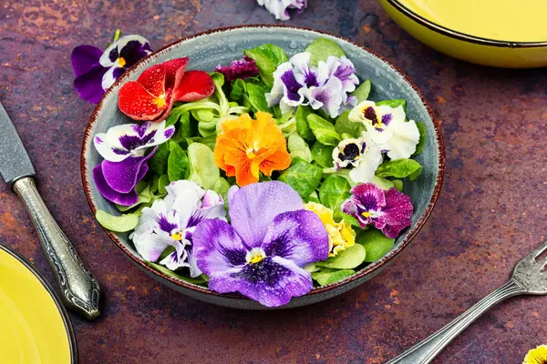 Lemez Méregtelenítő Szezonális Színes Ehető Virág Saláta Stock Kép