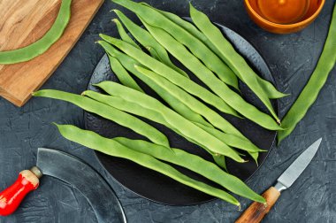 Taze fasulye ve çim bıçağı. Yeşil Romano fasulyesi. Üst görünüm