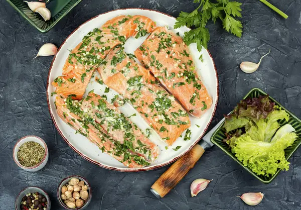 Taze Çiğ Somon Salamura Sarımsaklı Fileto Balığı Pişirmeye Hazır Keto Telifsiz Stok Imajlar