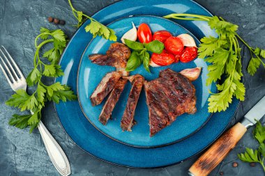 Sulu et klasik ızgara biftek, biftek. Barbekü, kızarmış et..