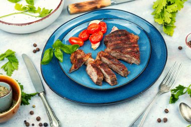 Sulu et, klasik ızgara biftek, biftek. Et barbeküsü, biftek..