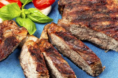 Sulu et klasik ızgara biftek, biftek. Barbekü, kızarmış et..