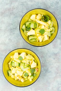 Vegan taze ananas ve salatalık salatası. Ananas salatası..