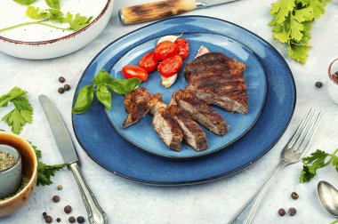 Sulu et, klasik ızgara biftek, biftek. Et barbeküsü, biftek..