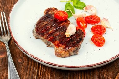 Sulu et klasik ızgara biftek, biftek. Barbekü, kızarmış et..