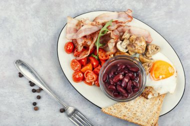 Kızarmış pastırma ve yumurta, tost, fasulye ve sebze. Geleneksel İngiliz kahvaltısı. Metin için boşluk.