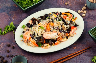 Karides ve mantarlı pilav. Sağlıklı Asya yemeği.