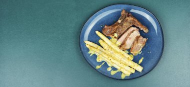 Kızarmış biftek ve haşlanmış kuşkonmaz. Metin için boşluk.