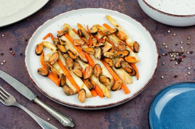 Beyaz kuşkonmaz ve midyeli deniz ürünleri salatası..