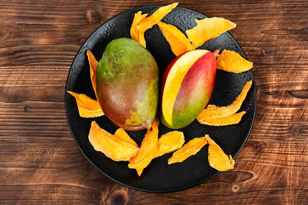 Ahşap Masada Kurutulmuş Taze Mango Meyvesi Süper Yemek Vejetaryen Vejetaryen Telifsiz Stok Imajlar