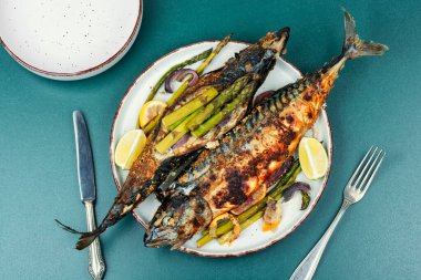 Lezzetli kızarmış uskumru balığı ve yeşil kuşkonmaz..
