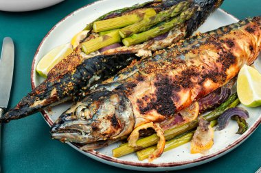 Yeşil kuşkonmazlı diyet aromalı uskumru balığı ızgarası. Kore yemeği.