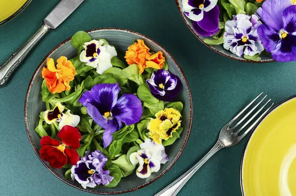 Lezzetli, yenilebilir çiçek salatası. Sağlıklı yiyecekler. Üst görünüm.