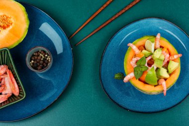 Asya karpuz salatası, haşlanmış karides ve avokado. Sağlıklı beslenme. Düz yatıyordu.