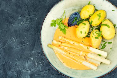 Haşlanmış beyaz kuşkonmaz ile Hollandaise sosu ve yeni patates, vejetaryen..