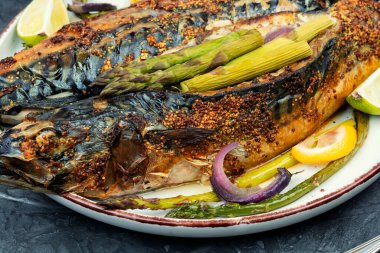 Lezzetli uskumru balığı pişmiş veya yeşil kuşkonmazla kızartılmış..