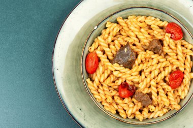 Lezzetli haşlanmış ve sebzeli makarna. Metin için boşluk.