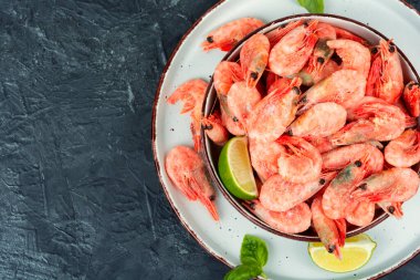 Pişmemiş çiğ karides ya da çeşitli baharatlı karides..