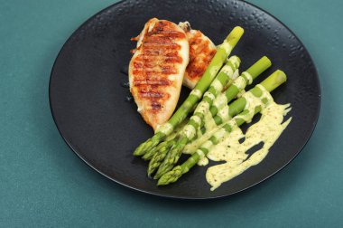 Kızarmış ya da ızgara tavuk göğsü yeşil kuşkonmazlı et. Diyet yemek..