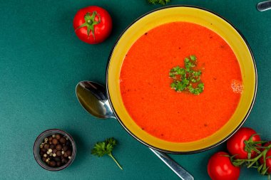 Sağlıklı vejetaryen taze domates çorbası. Sebze domates çorbası. Boşluğu kopyala.