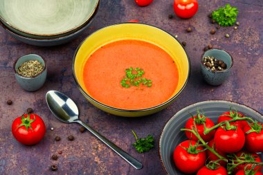 Taze domateslerden yapılmış diyet kremalı çorba. Sebze domates çorbası..