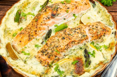 Lezzetli alabalık ızgaralı yemek ya da sebzeli frittata. Kapat..