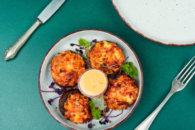 Lezzetli doldurulmuş mantarlar, dolgulu şampiyon mantarları, sebzelerle dolu. Üst görünüm.