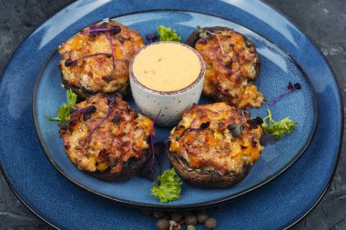 Pişmiş mantarlar, sebzelerle doldurulmuş şampiyon şapkaları. Servis edilen bölüm