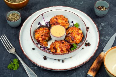 Fırınlanmış mantar aperatifleri, sebzelerle doldurulmuş şampiyon mantar şapkaları..