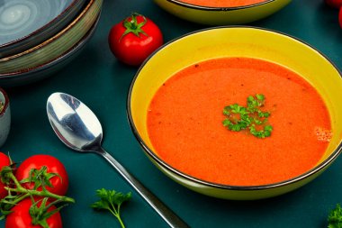 Taze domates kremalı diyet çorbası. Geleneksel vejetaryen yemeği