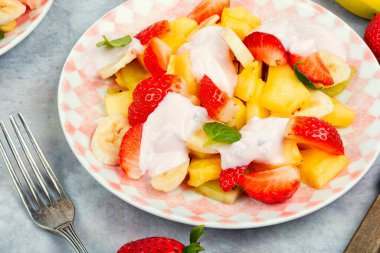 Çilekli meyve salatası, ananas, kivi ve yoğurt. Sağlıklı taze meyve salatası.