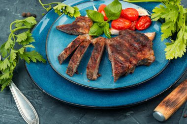 Sulu et, klasik ızgara biftek, biftek. Et barbeküsü, biftek..