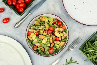 İçinde midye, roka, domates ve avokado vitamini salatası olsun. Üst görünüm.