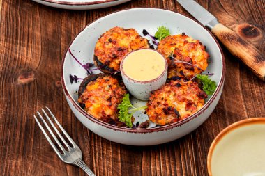 Doldurulmuş mantarlar, sade ahşap masada sebzelerle dolu şampiyon mantar kapları. Sağlıklı yemek.