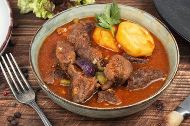 Soslu geyik kebabı, geyik kebabı. Kırsal ahşap yüzeyde geyik yahnisi..