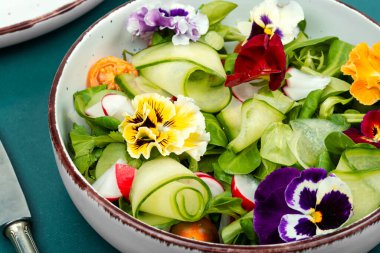 Salatalık, turp, yeşil ve çiçek salatası..