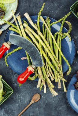 Kuşkonmaz pişirme konsepti. Taze kuşkonmaz. Bir sürü çiğ kuşkonmaz sapı. Üst manzara, düz uzanma.
