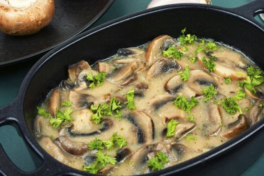 Ekşi kremalı ya da soslu mantar yahnisi. Kremalı mantar sosu. Alman mutfağı.