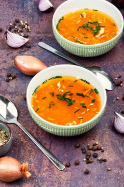 Seramik kasede ev yapımı soğan çorbası..