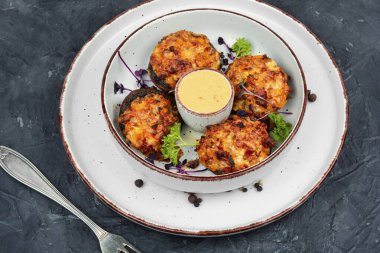 Doldurulmuş mantar, sebzelerle dolu şampiyon mantar kapları. Vejetaryen yemeği