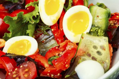 Renkli biber salatası, domates, salatalık ve haşlanmış bıldırcın yumurtası. Kapat.