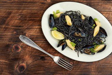 Midyeli vejetaryen fasulyeli makarna. Deniz mahsullü spagetti. Makarna yahnisi. Metin için boşluk.