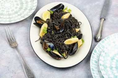 Midyeli ya da midyeli vejetaryen fasulyeli makarna. Akdeniz makarnası..